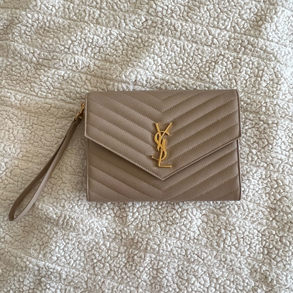 YSL MONOGRAM CLUTCH CASSANDRE MATELASSÉ FLAP POUCH IN QUILTED GRAIN DE POUDRE
